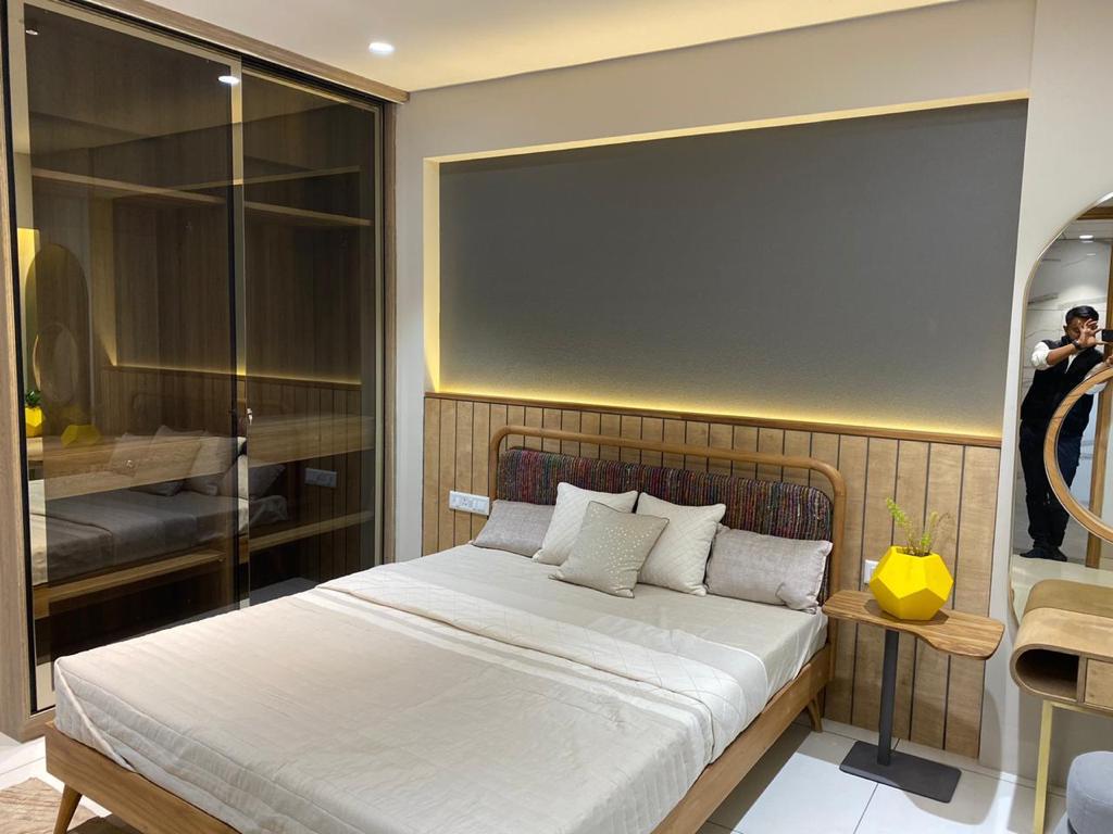 4 BHK 3150 Sq.Ft. Residential Flat / Apartment for Sell in Ambawadi Ahmedabad - Media 10