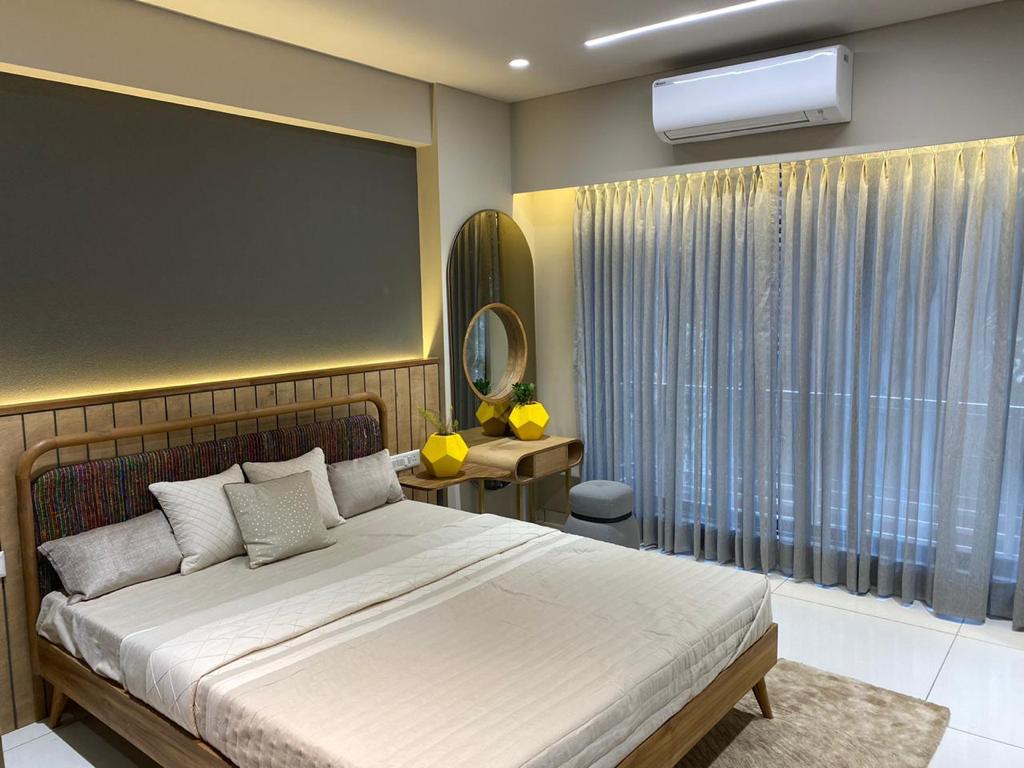 4 BHK 3150 Sq.Ft. Residential Flat / Apartment for Sell in Ambawadi Ahmedabad - Media 7